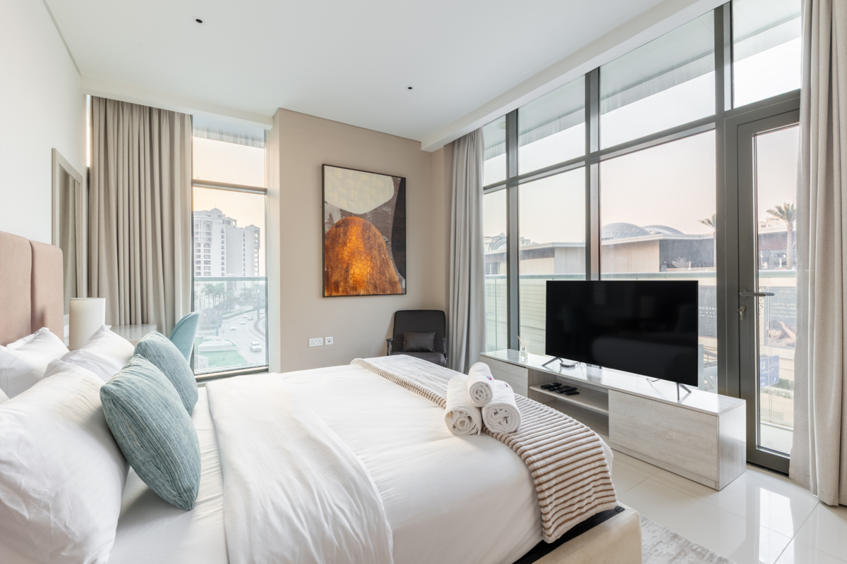 Stylish Studio with Balcony and City View – 1