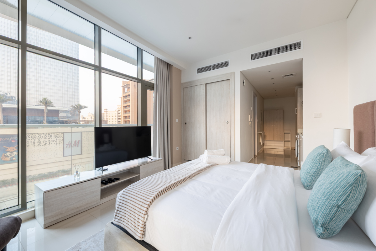 Stylish Studio with Balcony and City View – 5