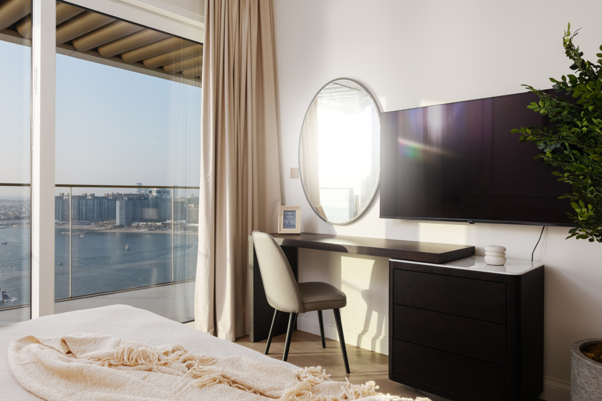 Elegant 2BR Apartment with Palm View – 5