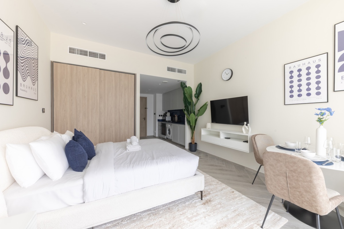 Modern Studio with Balcony in Business Bay – 1