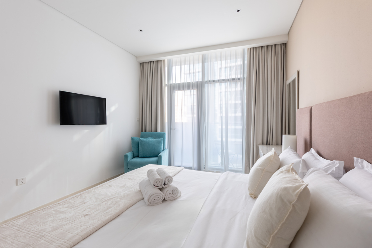 Spacious 1BR Apartment with City View – 4